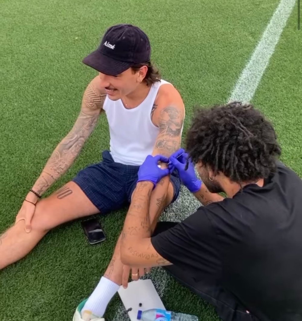 Héctor Bellerín se tatúa en el césped del Benito Villamarín. (Talegos.tatoo)