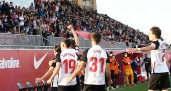 El Sevilla Atlético celebra junto a su afición en el estadio Jesús Navas / Imagen: @CanteraSFC