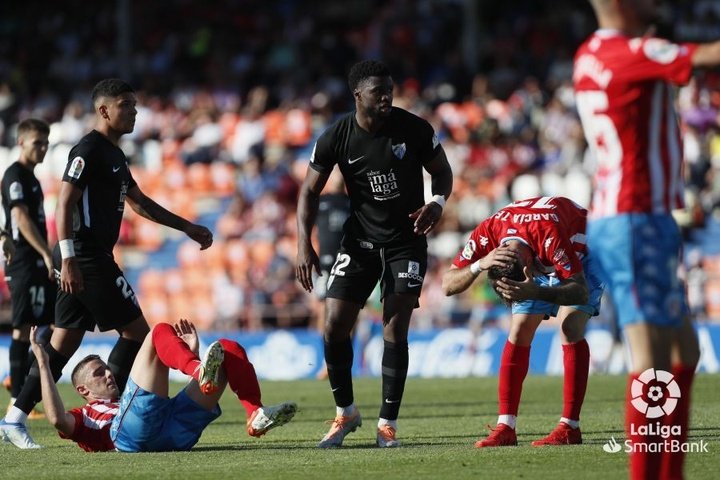 Sekou y Loren, durante el partido del Málaga en Lugo. LaLiga