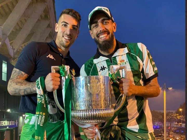 Dani Rebollo posa junto a Borja Iglesias con  la Copa del Rey ganada esta campaña. por el Real Betis RBB
