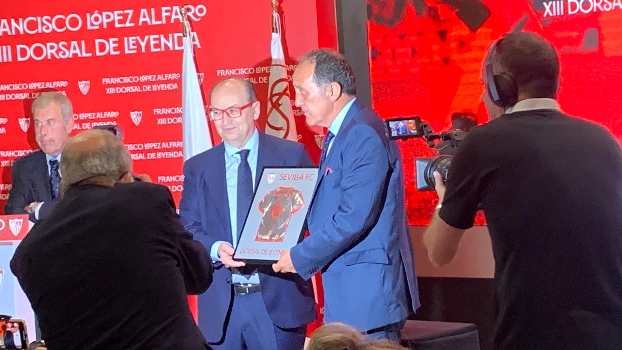 Francisco López Alfaro recibe de manos del presidente Pepe Castro el XIII Dorsal de Leyenda. Foto: @jmrodriguezper