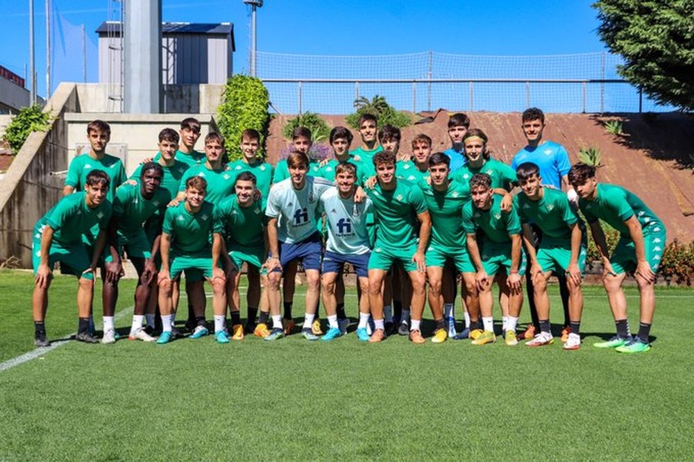 Rodrigo Sánchez y Juan Miranda posan junto al Real Betis juvenil en las Rozas. (Real Betis)