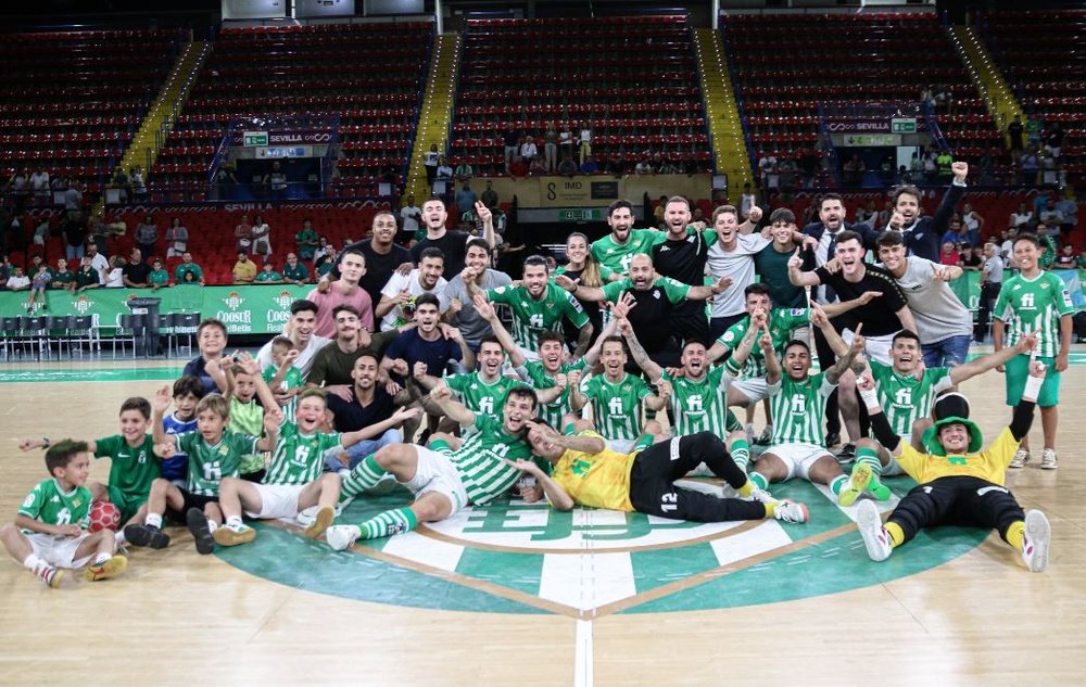 Los componentes del equipo de fútbol sala celebran la permanencia junto a técnicos y auxiliares. RBB