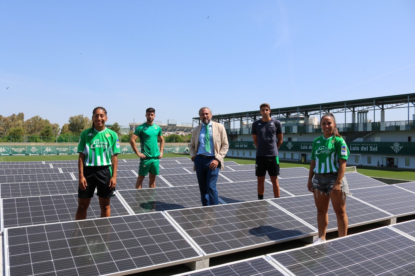 La instalación de la planta solar en la CD Luis del Sol. (Real Betis)