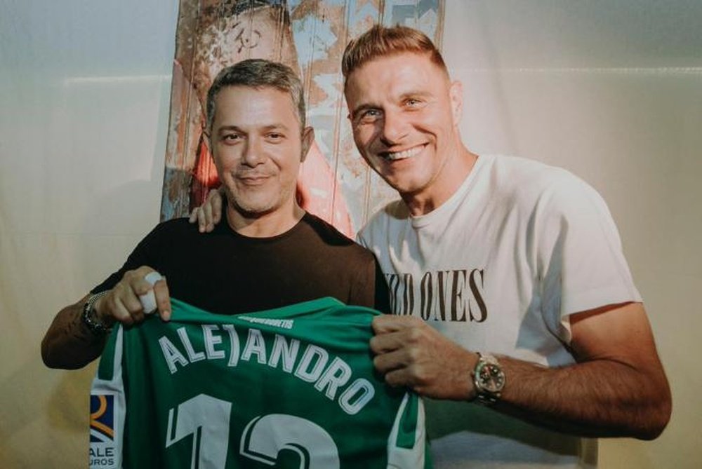 Joaquín Sánchez posa junto a Alejandro Sanz y una camiseta del Real Betis. (Real Betis)