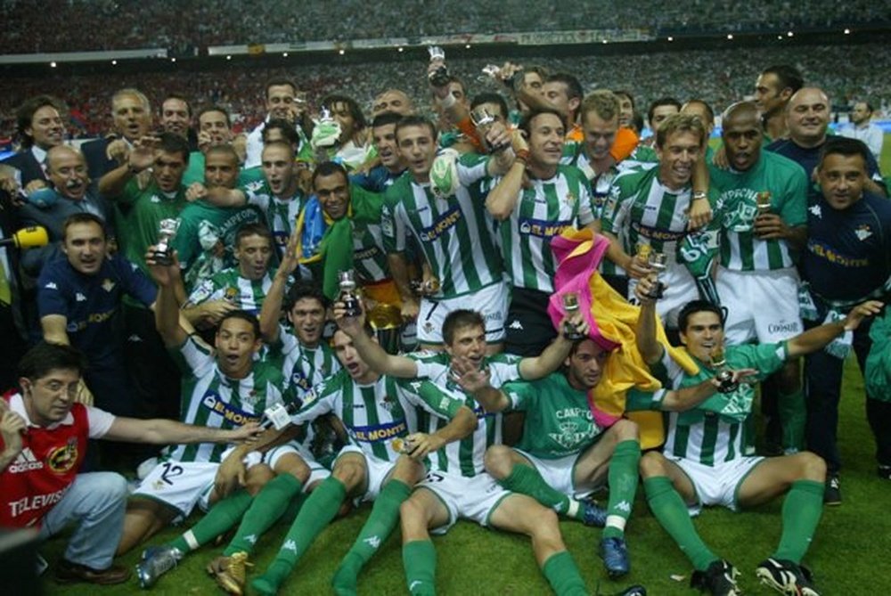 Los futbolistas del Real Betis celebran la Copa del Rey en el Vicente Calderón en 2005. (Real Betis)