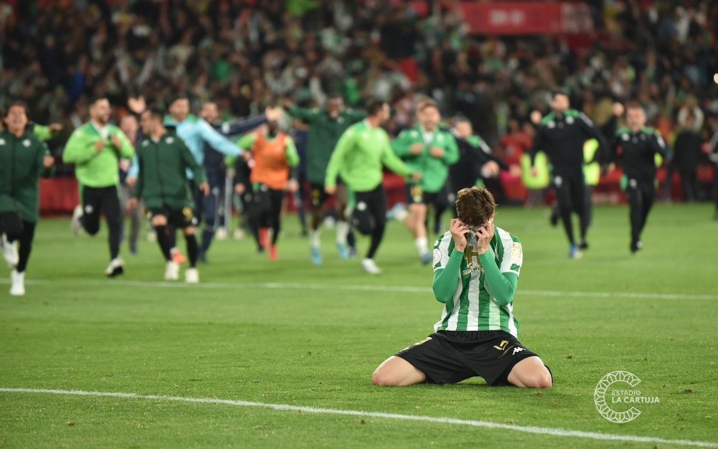 Juan Miranda rompe a llorar tras marcar el penalti que daba la Copa al Real Betis mientras sus compañeros corren a abrazarle. Estadio de la Cartuja