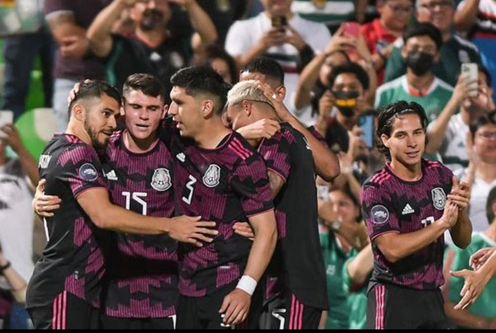 Lainez celebra junto a sus compañeros uno de los goles anotados a Surinam. Selección de México
