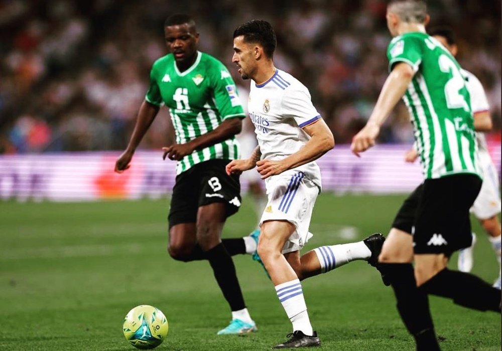 Dani Ceballos conduce el balón en presencia de William Carvalho y Guido Rodríguez durante el Real Madrid - Real Betis que cerró la temporada.  Efe