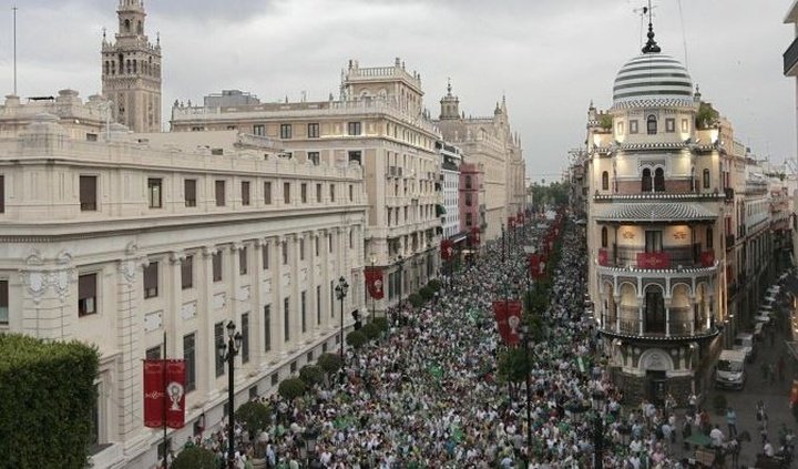 El 15 de junio de 2009 decenas de miles de béticos colapsaron el centro de Sevilla para protestar contra Lopera. Javier Díaz