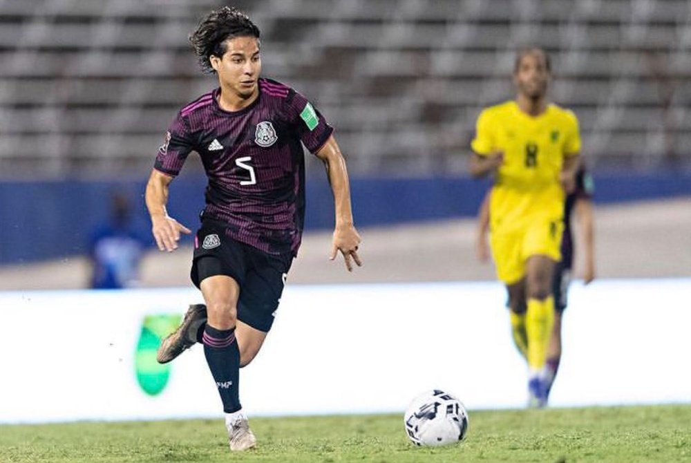 Diego Lainez, durante un reciente partido con la selección de México. Efe