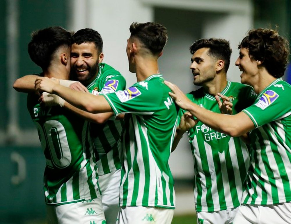 Los jugadores del Betis Deportivo celebran un gol ante el Alcoyano. (Real Betis)
