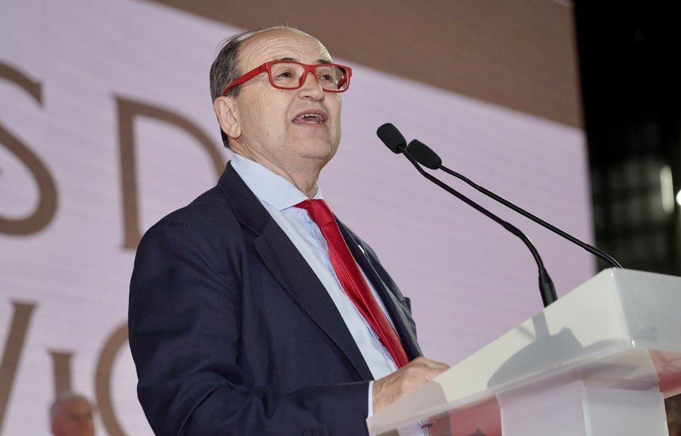 El presidente del Sevilla FC, José Castro, se dirige a los Fieles de Nervión. Foto: SFC Media