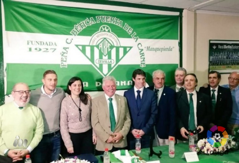 Joaquín Sánchez posa junto a la Junta Directiva y otras personalidades en uno de los aniversarios de la Peña. (LaLiga)