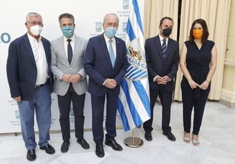 Los representantes del Málaga CF con los del Ayuntamiento de Málaga. MálagaCF