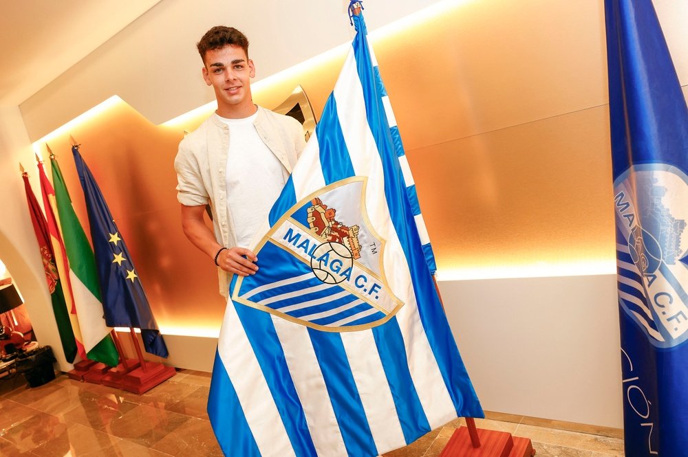Andrés Caro se fractura la falange de un dedo del pie derecho. MalagaCF