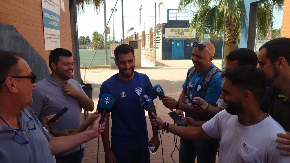 Luis Muñoz atendiendo a los medios que cubren la actualidad del Málaga CF. BeSoccer