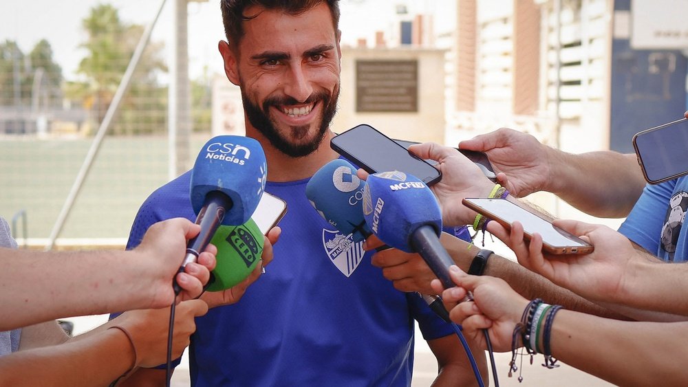 Luis Muñoz, capitán del Málaga CF, con la camiseta de entrenamiento atendiendo a los medios. MálagaCF