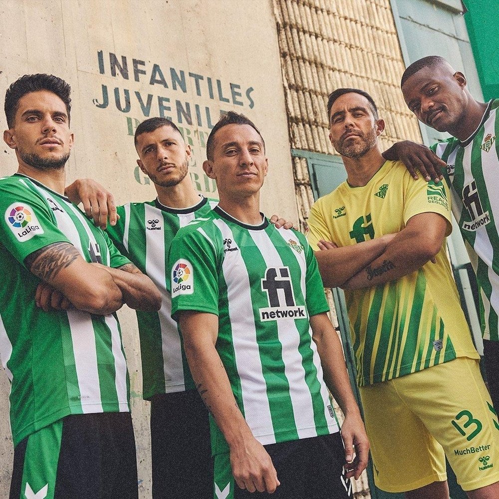 Bartra, Guido, Guardado, Claudiuo Bravo y William Carvalho posan, el pasado verano, con las equipaciones del Real Betis para la temporada 2022-23.- RBB