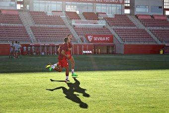Joan Jordán y Rafa Mir en el primer entrenamiento del Sevilla FC en la pretemporada 2022-23. Foto: José Manuel Rodríguez (BeSoccer Sevilla)