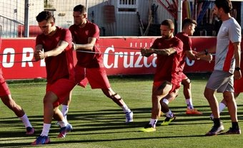 Lucas Ocampos y Papu Gómez en el primer entrenamiento del Sevilla FC en la pretemporada 2022-23. Foto: José Manuel Rodríguez (BeSoccer Sevilla)