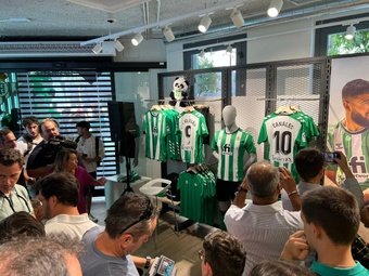 Nuevas equipaciones Betis 2022-23  Tienda nueva. Manuel Salvador