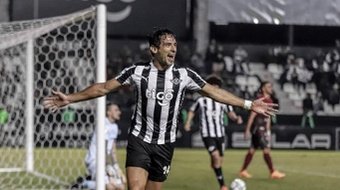 Roque Santa Cruz celebra el gol histórico en la Copa Libertadores. Twitter
