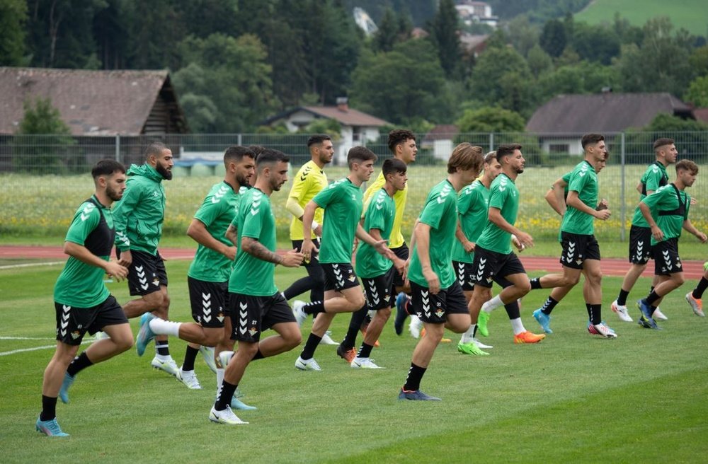 Los hombres de Pellegrini comienzan el trabajo en Austria. (Real Betis)