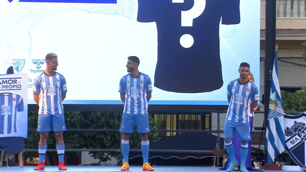 Los jugadores del Málaga CF, Fran Sol, Luis Muñoz y Rubén Castro, posan con la nueva equipación. BeSoccer