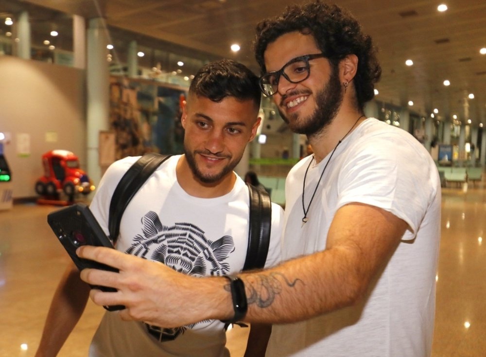 Óscar Rodríguez llegó anoche a Vigo para fichar por el Celta. Foto: @gradaderio