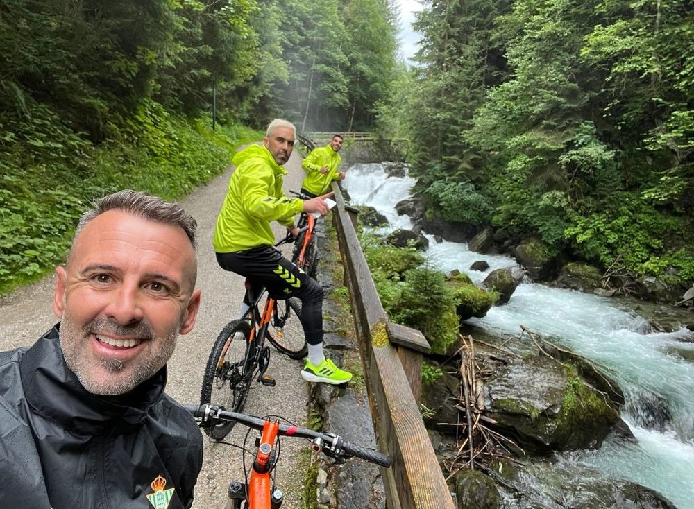Toni Doblas, Claudio Bravo y Dani Martín aprovecharon la tarde libre del jueves para hacer una ruta en bicicleta por las empinadas carreteras alpinas. Twitter T. Doblas