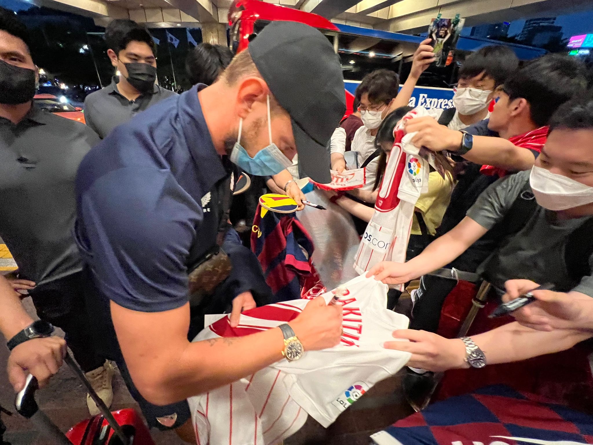 Ivan Rakitic firmando autógrafos bajo una gran expectación en Seúl. FOTO: @SevillaFC