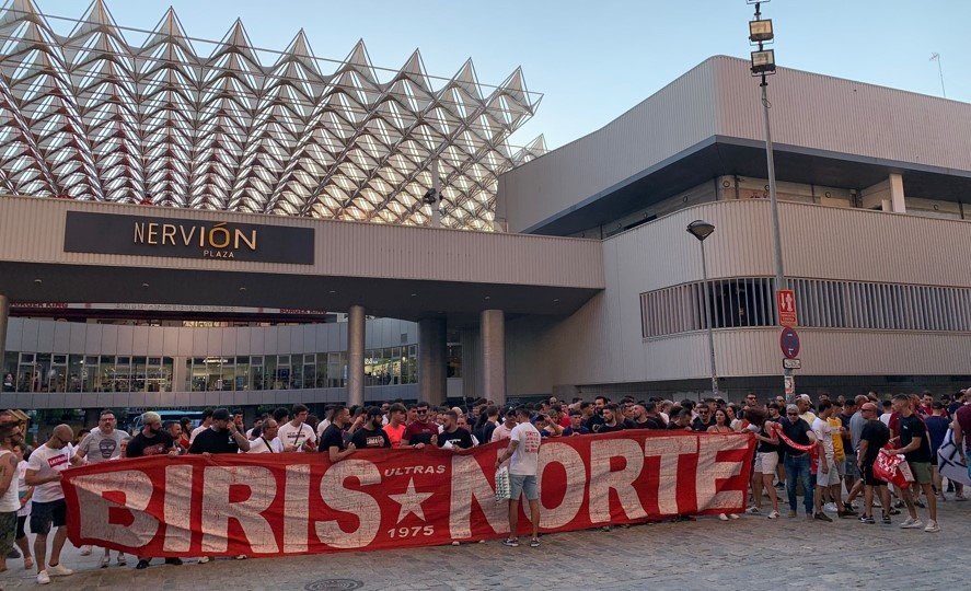 Manifestación convocada por los Biris Norte contra la subida en el precio de los abonos del Sevilla FC. Foto: José Manuel Rodríguez