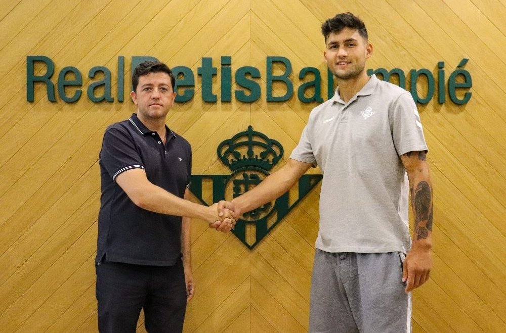 Miguel Calzado, director de cantera del Real Betis, posa junto a Fran Vieites, nuevo portero del filial bético. (RBB)