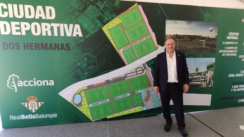 El consejero del Real Betis encargado de cantera e infraestructuras, Ozgur Unay, junto a los paneles explicativos de las obras de la nueva ciudad deportiva.- Pepe Elías
