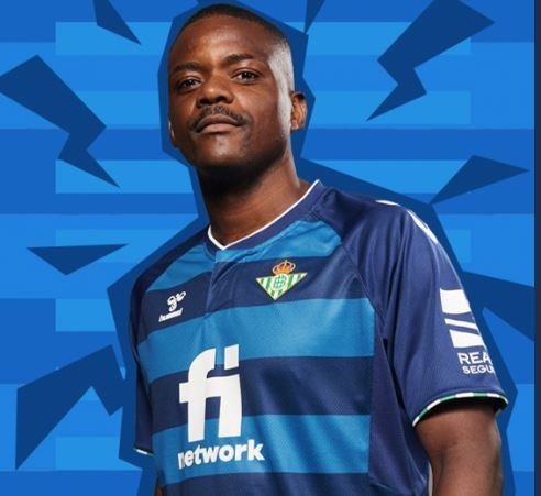 William Carvalho posa con la segunda camiseta del Real Betis para la próxima temporada. RBB