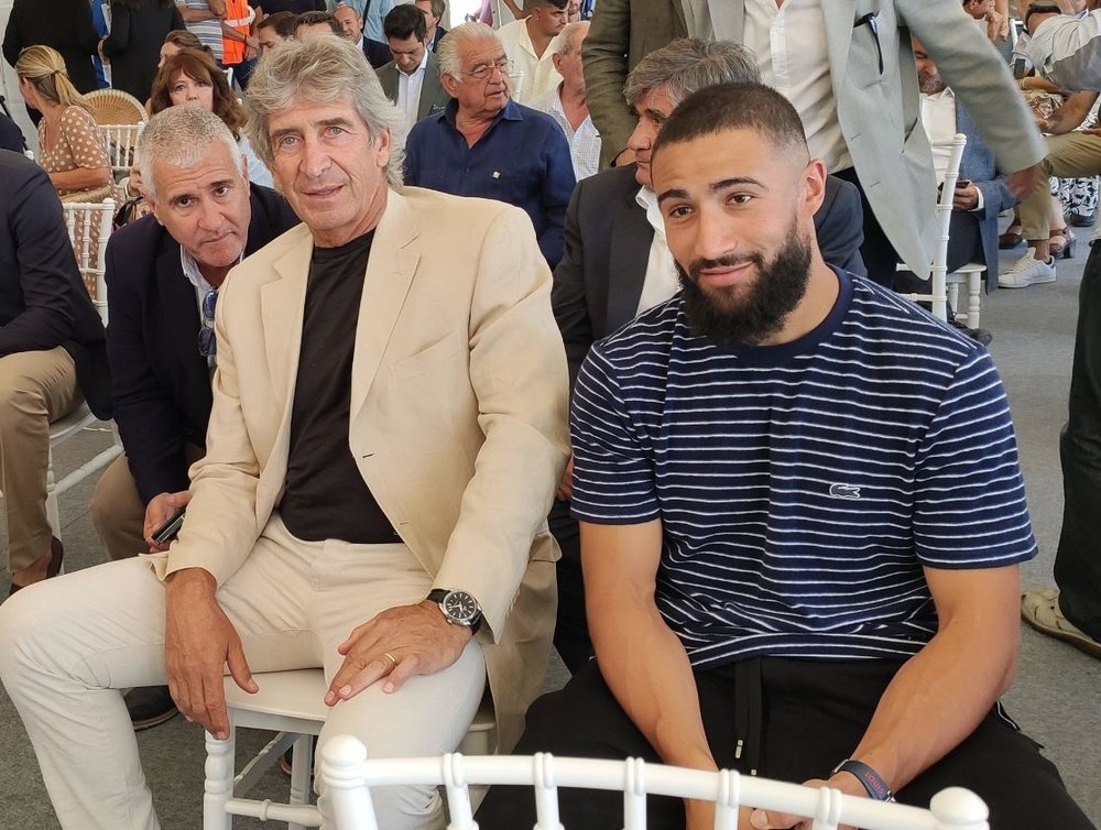 Antonio Cordón, junto a Manuel Pellegrini y Nabil Fekir, en el acto de inauguración e las obras de la nueva ciudad deportiva. Pepe Elías