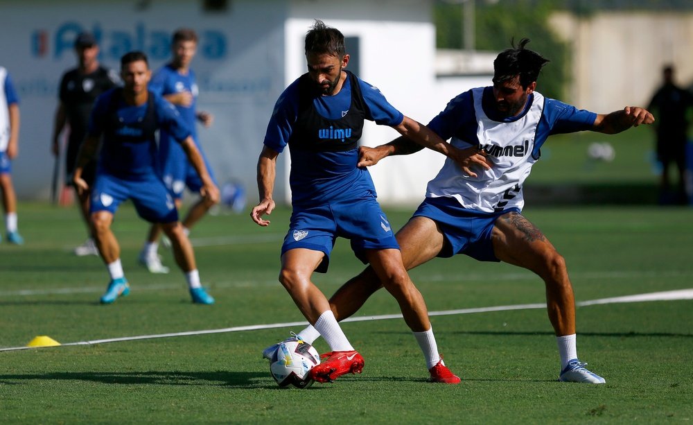 Adrián y Escassi, en el entrenamiento del Málaga CF en Estepona. Marilú Báez