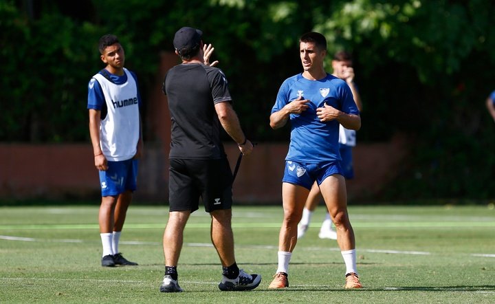 Pablo Guede con Bustinza, en el entrenamiento del Málaga CF en Estepona. Marilú Báez