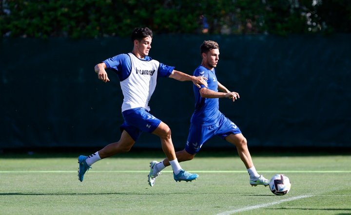 Andrés Caro, con Aleix Febas, en un entrenamiento del Málaga. Marilú Báez