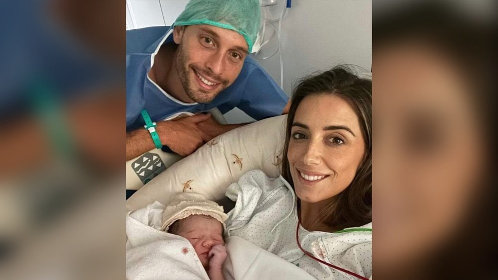 Sergio Canales y Cristina Llorens sonríen tras el nacimiento de Frida, su tercera hija. (Sergio Canales)