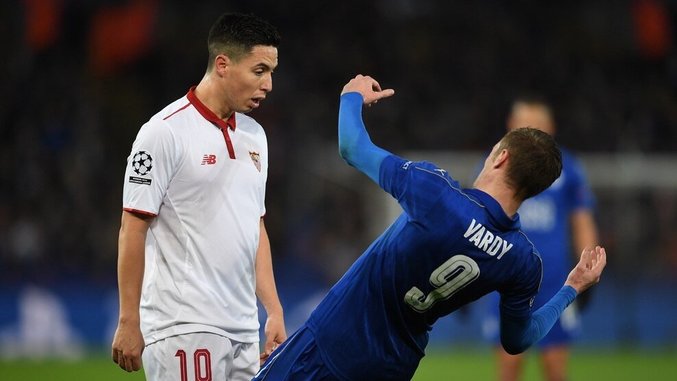 Samir Nasri encarándose con Jamie Vardy en el King Power Stadium. Foto: UEFA.COM