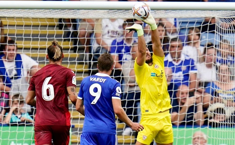 Dmitrovic atajando un balón en el partido del Sevilla FC ante el Leicester City. Foto: @SevillaFC