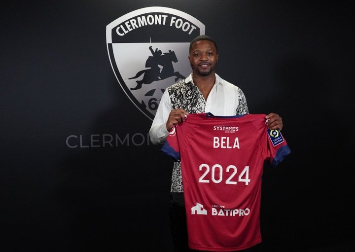 Jérémie Bela posa con la camiseta del Clermont francés y con el año con el que firma. Clermont Foot