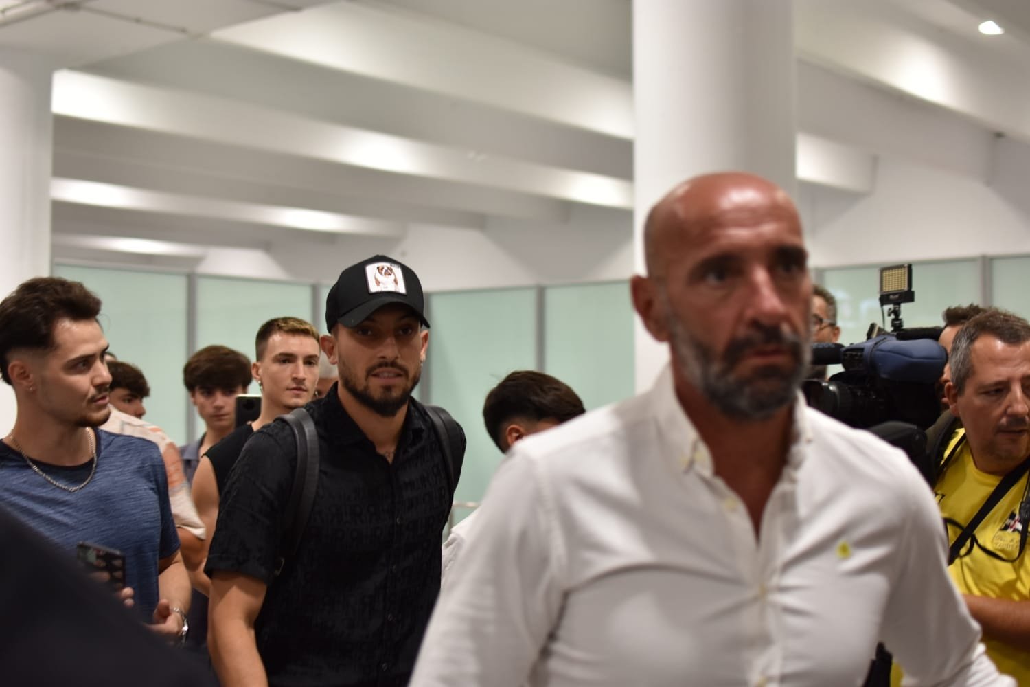 Alex Telles, recibido por Monchi, llega al aeropuerto de Sevilla para fichar por el conjunto que dirige Julen Lopetegui. Foto: @MarioMijenz