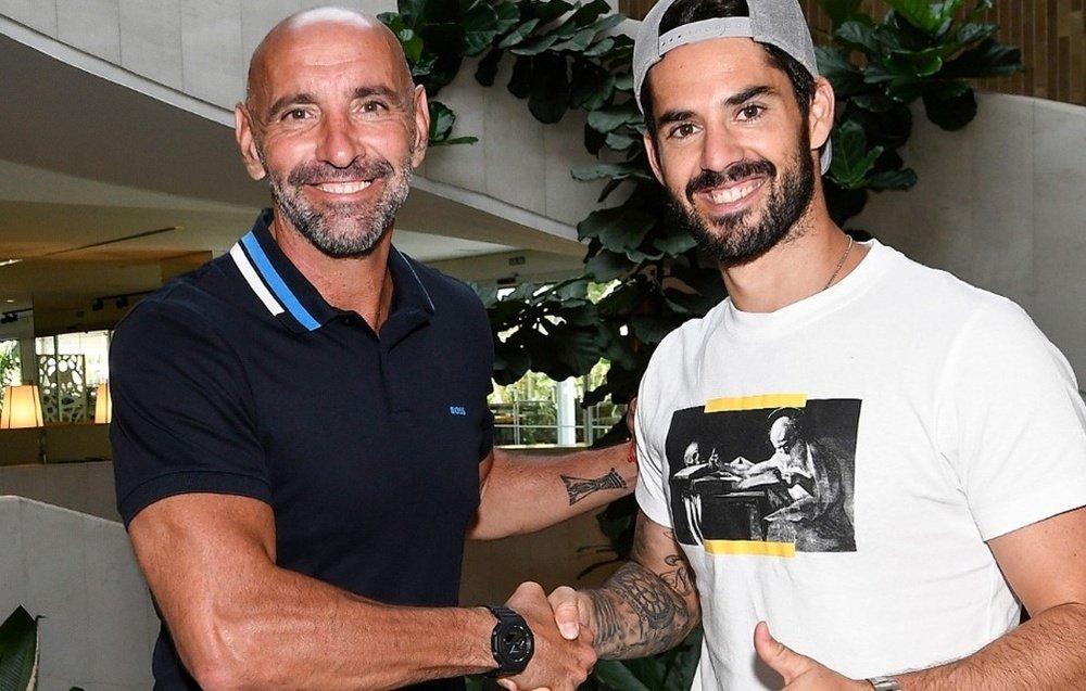 El director general deportivo del Sevilla FC, Monchi, y su tercer fichaje para la temporada 2022-23, Isco Alarcón. Foto: SFC Media