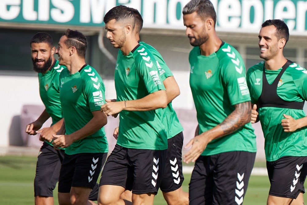 El Real Betis entrena en la Ciudad Deportiva Luis del Sol preparando el debut. (Salva Castizo)