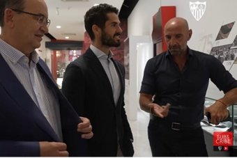 Monchi explica a Isco Alarcón, en presencia de Pepe Castro, que el talento de futbolistas como él gusta en el Sevilla FC. Foto: Captura SFC Media