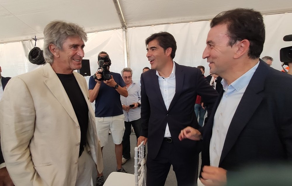 Manuel Pellegrini conversa con Ángel Haro y José Miguel López Catalán durante la inauguración de las obras de la nueva ciudad deportiva. P.E.