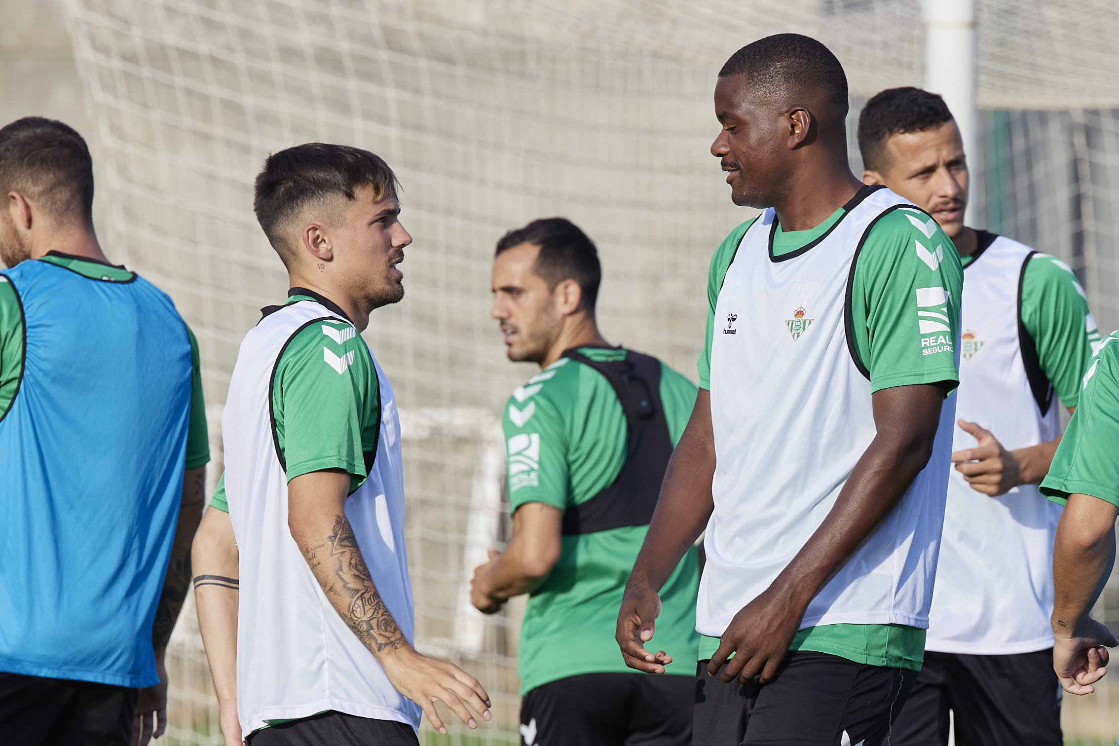 Rodri Sánchez y William Carvalho charlan en el entrenamiento del Real Betis. (Salva Castizo)
